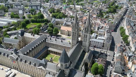 Aufsteigende-Aeriale-Abtei-Von-Saint-Etienne,-Caen,-Frankreich