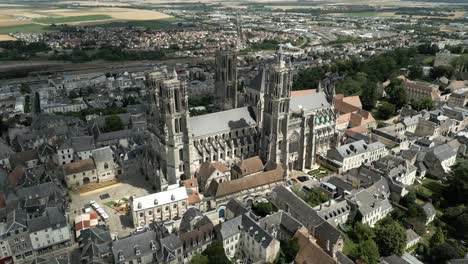 Kathedrale-Notre-Dame-Laon-Nahaufnahme-Frankreich-Mittelalterliche-Stadt-Historische-Luftaufnahme