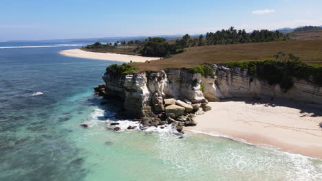 Acantilados-De-Piedra-Caliza-Con-Playa-De-Arena-Blanca-En-Watu-Bella-Beach-En-West-Sumba,-East-Nusa-Tenggara,-Indonesia