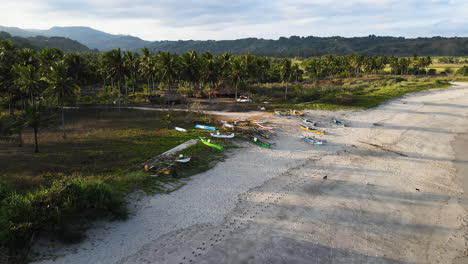 Barcos-De-Madera-En-La-Playa-De-Pantai-Watu-Bella-Beach-En-West-Sumba,-East-Nusa-Tenggara,-Indonesia