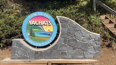 A-stone-and-wood-sign-promoting-Yachats,-Oregon