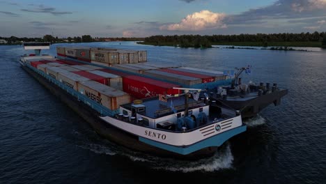 The-Sento-freight-vessel’s-navigation-system-in-full-operation-on-the-Oude-Maas