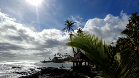 Bewegungsraffer-Von-Wolken,-Die-Sich-über-Eine-Tropische-Küste-Samoas-Bewegen