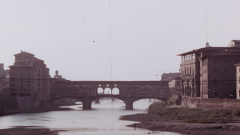Berühmte-Brücke-Ponte-Vecchio,-Archivmaterial-Aus-Den-1960er-Jahren,-Florenz