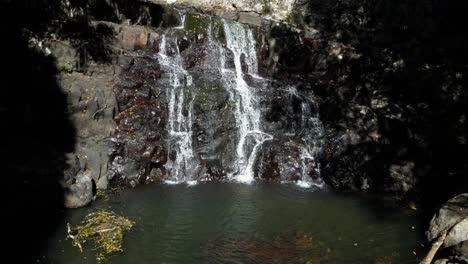 Wasser-Stürzt-Langsam-Einen-Abgelegenen-Wasserfall-Im-Regenwald-Hinab-In-Ein-Natürliches-Schwimmbecken