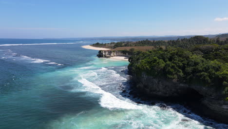 Schaumige-Wellen-Krachen-Auf-Die-Schroffen-Klippen-Am-Watu-Bella-Beach-In-West-Sumba-Regency,-Ost-Nusa-Tenggara,-Indonesien