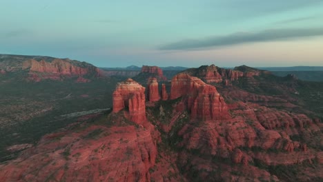 Luftaufnahme-Des-Cathedral-Rock,-Felsformation-In-Sedona,-Arizona-Bei-Sonnenuntergang---Drohnenaufnahme