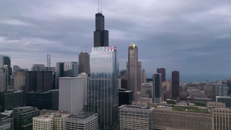 Famous-Skyscrapers-On-The-City-Skyline-Of-Chicago-Surrounds-By-Gray-Clouds-In-The-Sky-In-Illinois,-United-States