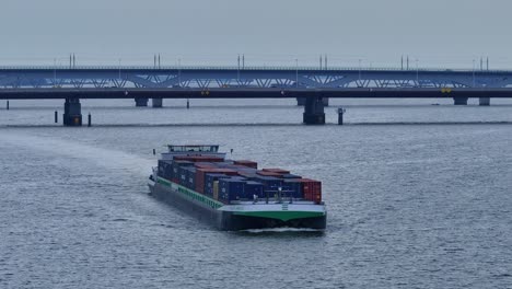 Frachtschiff-Mit-Containern,-Die-Fracht-Auf-Dem-Fluss-Transportieren