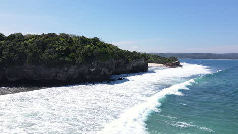 Wellen-Rollen-In-Schaumige-Oberfläche-Am-Watu-Bella-Beach-Im-West-Sumba-Regent,-Ost-Nusa-Tenggara,-Indonesien