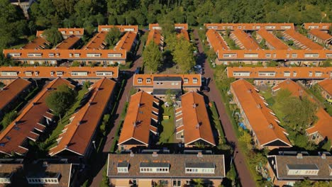 Wunderschönes-Niederländisches-Wohngebiet-In-Amsterdam-Noord-Drohnenansicht-Von-Oben