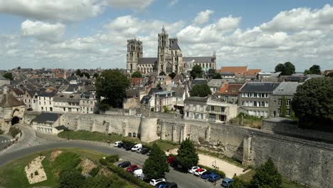 Kathedrale-Notre-Dame-Laon-Frankreich-Luftbild-Mittelalterliche-Historische-Stadtmauer