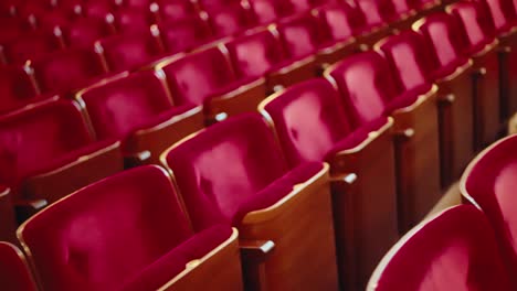 Langsame,-Verträumte-Bewegung-über-Leere-Rote-Konzertsitze-Im-Kino