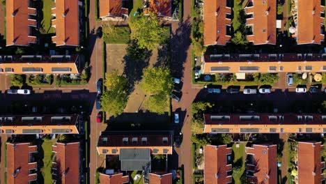 Luftaufnahme-über-Den-Dächern-Eines-Amsterdamer-Sozialviertels-Im-Norden