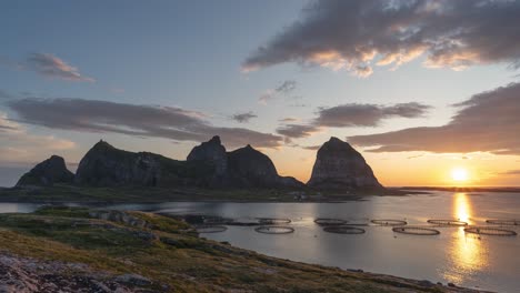 Landschaft-Sonnenuntergang-Insel-Felsen-Im-Meer-Reisen-Natur-Schöne-Reiseziele-Helgeland-Traena-Inseln-Idyllische-Landschaft