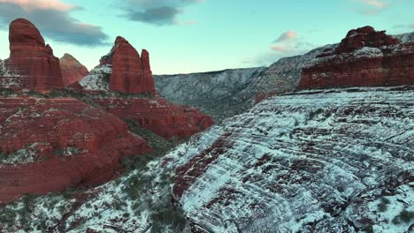 Snowy-Hills-Of-Red-Sandstone-Rock-Formations-In-Sedona,-Arizona,-USA