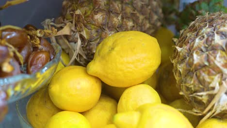 Set-Aus-Ananas,-Zitrone-Und-Dattelfrüchten