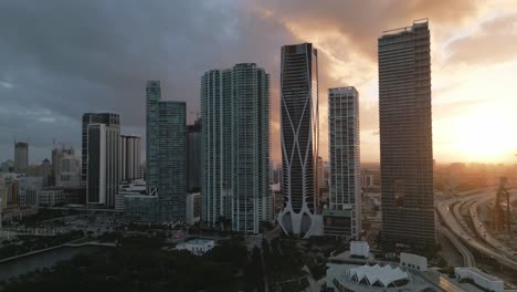 Lebhafte-Skyline-Bei-Sonnenuntergang,-Statische-Luftdrohne-über-Den-Wolkenkratzern-Der-Innenstadt-Von-Miami,-Luftpanorama-Der-Modernen-Stadtarchitektur