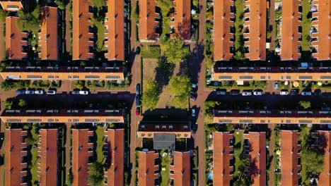 Symmetrische-Aufnahme-Von-Oben-Nach-Unten-Orangefarbener-Dächer-Eines-Arbeitsviertels