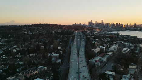 Zeitraffer-Luftaufnahme-Der-Schiffskanalbrücke-Mit-Der-Skyline-Von-Seattle-Bei-Sonnenuntergang