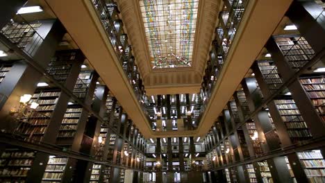 Kameraschwenk-Im-Innenbereich,-Der-Die-Sammlung-Und-Das-Gebäude-Der-Nationalbibliothek-Zeigt