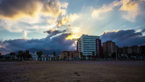 Espectacular-Timelapse-De-Nubes-Sobre-Un-Hotel-Con-Vistas-A-La-Playa-En-Algeciras,-España