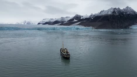 Expedition-Boat-in-front-of-a-glacier-in-the-Arctic-Sea-north-of-Svalbard
