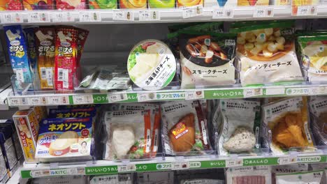 Schwenk-Nach-Rechts,-Regal-Eines-Convenience-Stores-Mit-Verpackten-Japanischen-Lebensmitteln