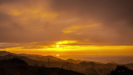 Goldener-Sonnenuntergang-Im-Zeitraffer-Von-Der-Bergstation-Der-Seilbahn-In-Gibraltar
