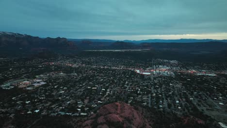 Luftaufnahme-Der-Stadtlandschaft-Von-West-Sedona-In-Arizona-Mit-Roten-Felsen-In-Der-Abenddämmerung