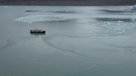 Expedition-boat-in-the-Arctic-Sea-North-of-Svalbard