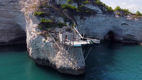 Trabucco-Fisherman-house-on-cliffs-surrounded-by-sea