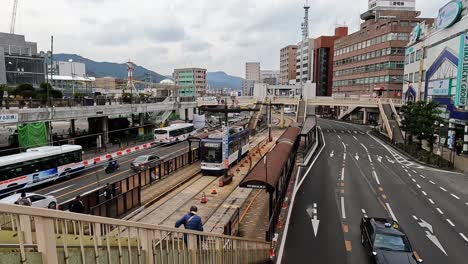 Nagasaki,-Japanisches-Stadtbild-Und-Moderne-Transportmittel
