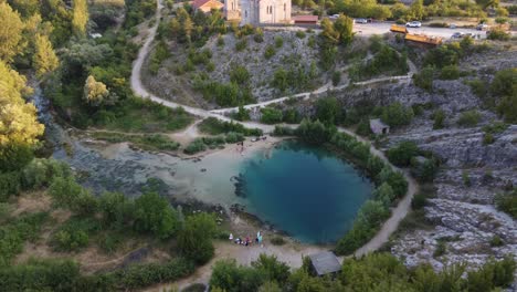 Menschen,-Die-An-Der-Quelle-Des-Flusses-Cetina-Picknicken-Und-Schwimmen,-Auch-Das-Auge-Der-Erde-In-Kroatien