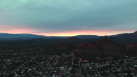Cloudy-Sunset-Over-Sedona-Townscape-And-Red-Buttes-In-Arizona,-USA