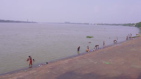 Mucha-Gente-Se-Baña-En-La-Desembocadura-Del-Río-Ganges.