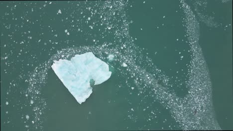 Iceberg-in-the-Arctic-Sea-north-of-Svalbard