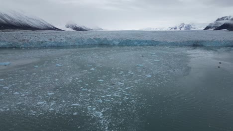 Ice-floating-on-water-in-front-of-a-glacier-in-the-Arctic-Sea-north-of-Svalbard