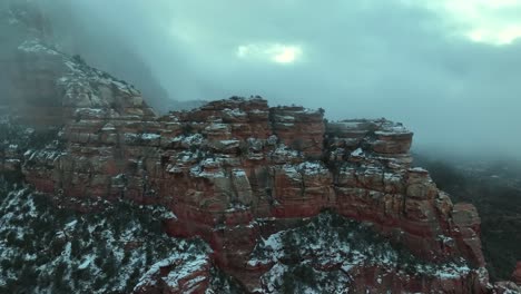 Neblige-Landschaft-über-Den-Sedona-Sandsteinen-Im-Winter-In-Arizona,-USA