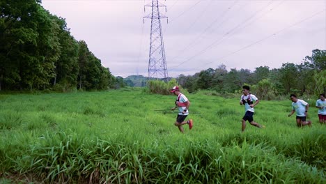 Trail-runners-passing-a-grassy-field