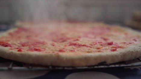 Primer-Plano-De-Una-Pizza-Casera-Caliente-Recién-Salida-Del-Horno-Lista-Para-Colocar-El-Aderezo-Y-Terminar-La-Cocción.