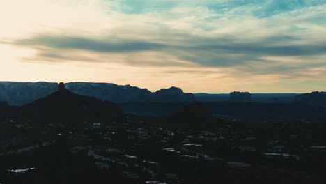 Silhouetten-Von-Bergen-über-Der-Stadt-Sedona-Bei-Sonnenuntergang-In-Arizona,-USA