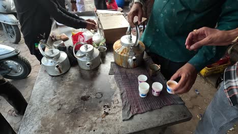 Teeladenszene:-Menschen-Füllen-Tee-In-Pappbecher