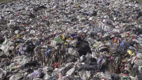 Vergrößern-Sie-Den-Plastikmüll-Auf-Einer-Mülldeponie