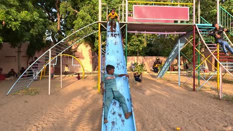 Schulkinder-Vergnügen-Sich-An-Feiertagen-Im-öffentlichen-Vergnügungspark