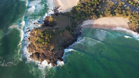 Malerische-Aussicht-Auf-Den-Strand-Von-Cabarita-Und-Die-Landzunge-Von-Norries-Bei-Sonnenuntergang-In-New-South-Wales,-Australien-–-Luftaufnahme-Einer-Drohne