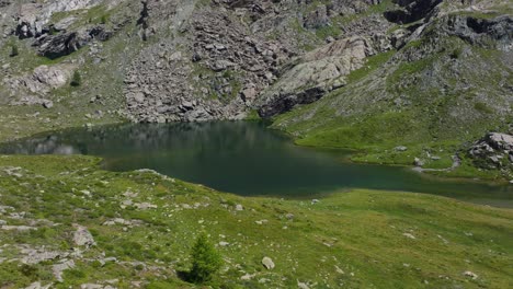 Pureza-Del-Agua-Del-Lago-De-Montaña-En-La-Temporada-De-Verano-En-Valmalenco-De-La-Región-De-Valtellina-En-El-Norte-De-Italia