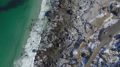 Luftaufnahme-Des-Strandes-Von-Uttakleiv-Auf-Der-Insel-Lofoten-Aus-Der-Vogelperspektive