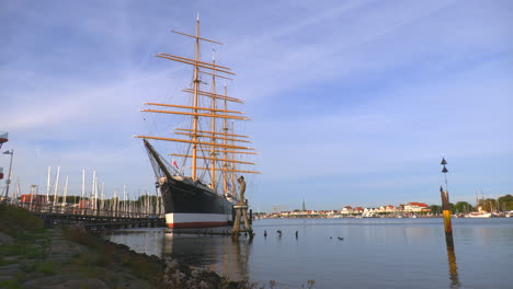 Das-Alte-Segelschiff-Passat-Liegt-Im-Hafen-Von-Lübeck-Travemünde