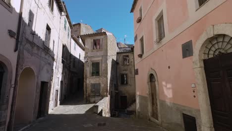 Beautiful-medieval-street-of-Sorano,-a-village-of-Tuscany-in-the-province-of-grossetto